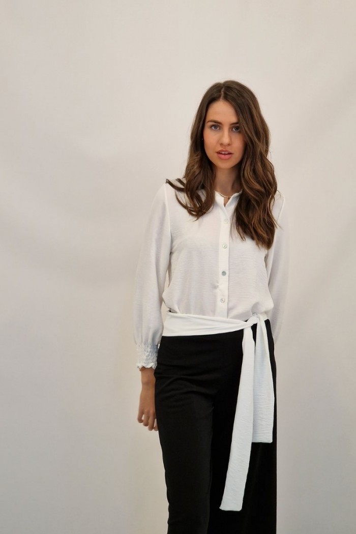 Descubre nuestras blusas blancas de mujer para un sinfín de modelos