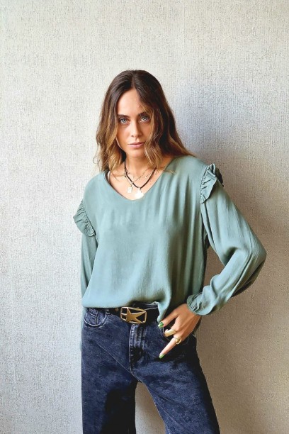 Blusa con volante en...