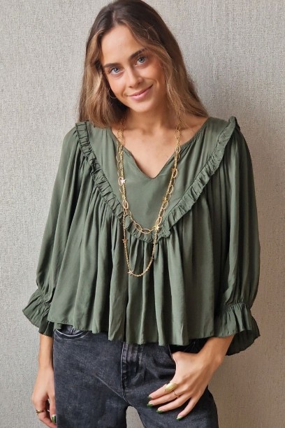 Blusa cuello pico con vuelo...