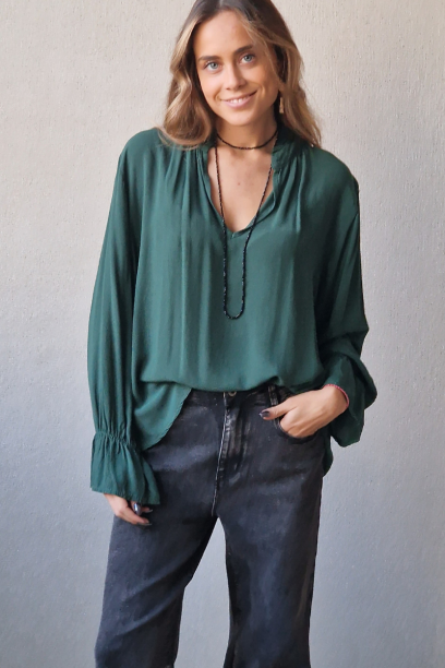 Blusa verde botella detalle...