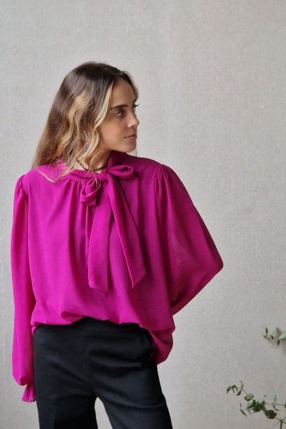 Blusa tipo crepe con lazo...