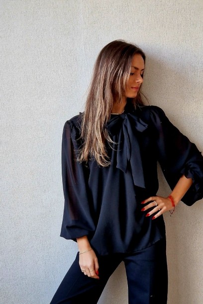 Blusa tipo crepe con lazo...