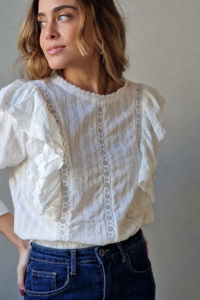 Blusa blanca romántica con...