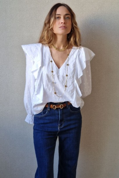 Blusa con flores bordadas y...