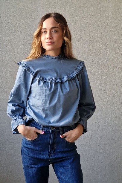 Blusa con volante en el...