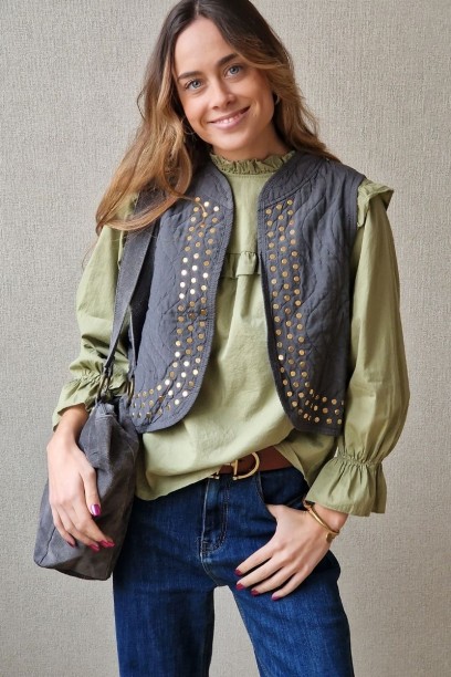 Blusa con volante en el...