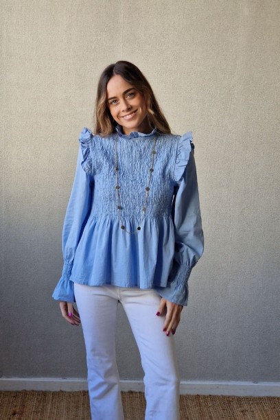 Blusa fruncida con volante...