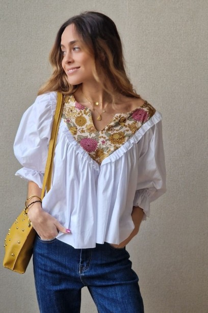 Blusa escote flores