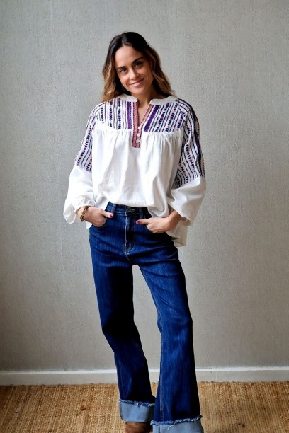 Blusa blanca con bordados y...