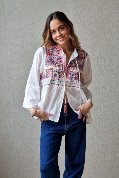 Blusa blanca con bordados...