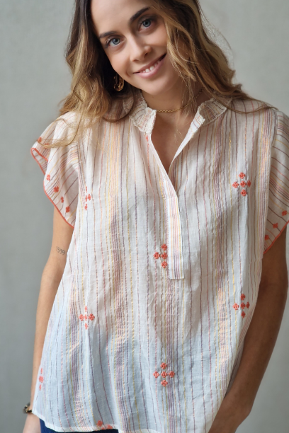 Blusa beige con bordados coral