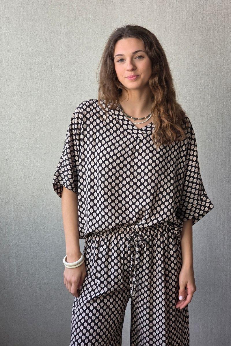 Blusón oversize estampado de flores negro