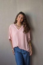 Blusa over manga corta con detalle satinado rosa