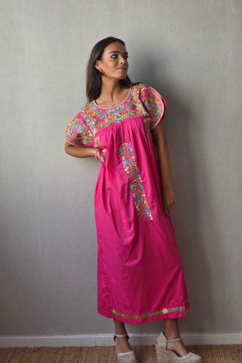 Vestido mexicano bordado a mano fucsia