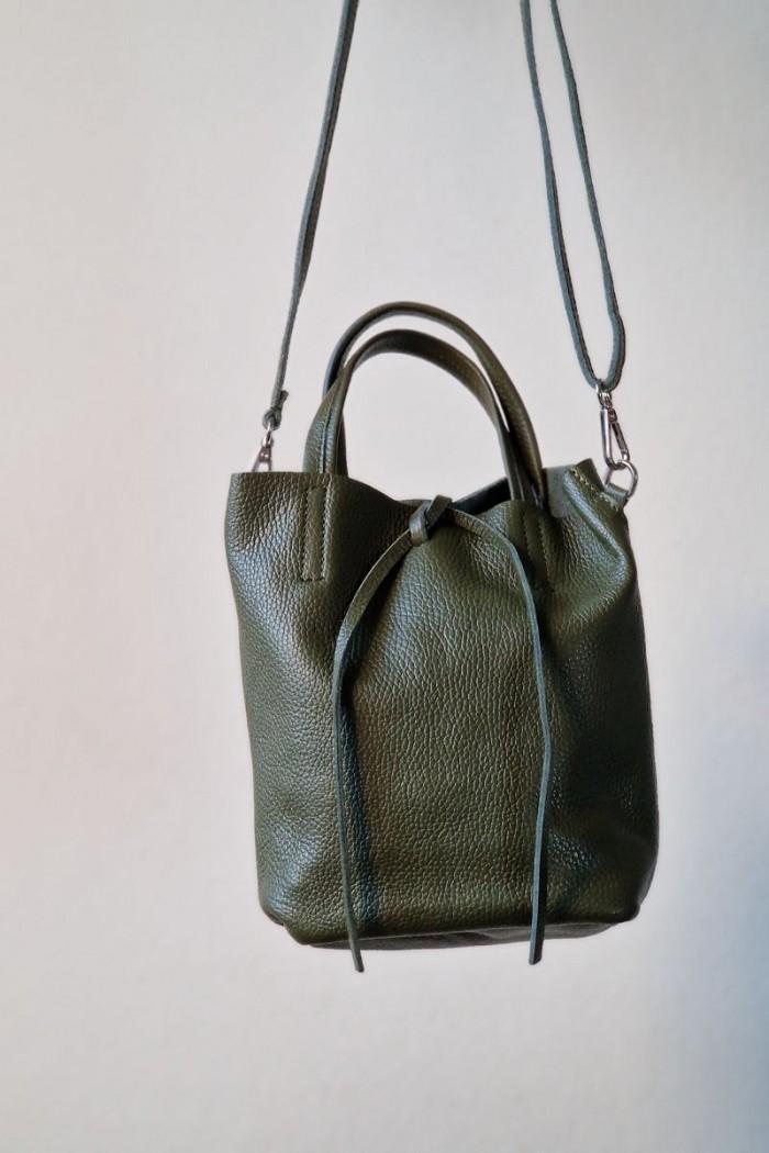Bolso MArta con forma de cubo verde militar