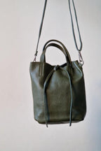 Bolso MArta con forma de cubo verde militar