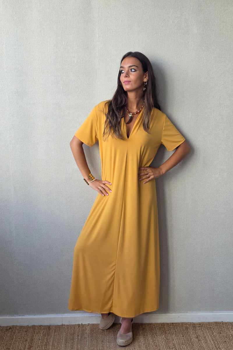 Vestido largo cuello pico m/corta mostaza