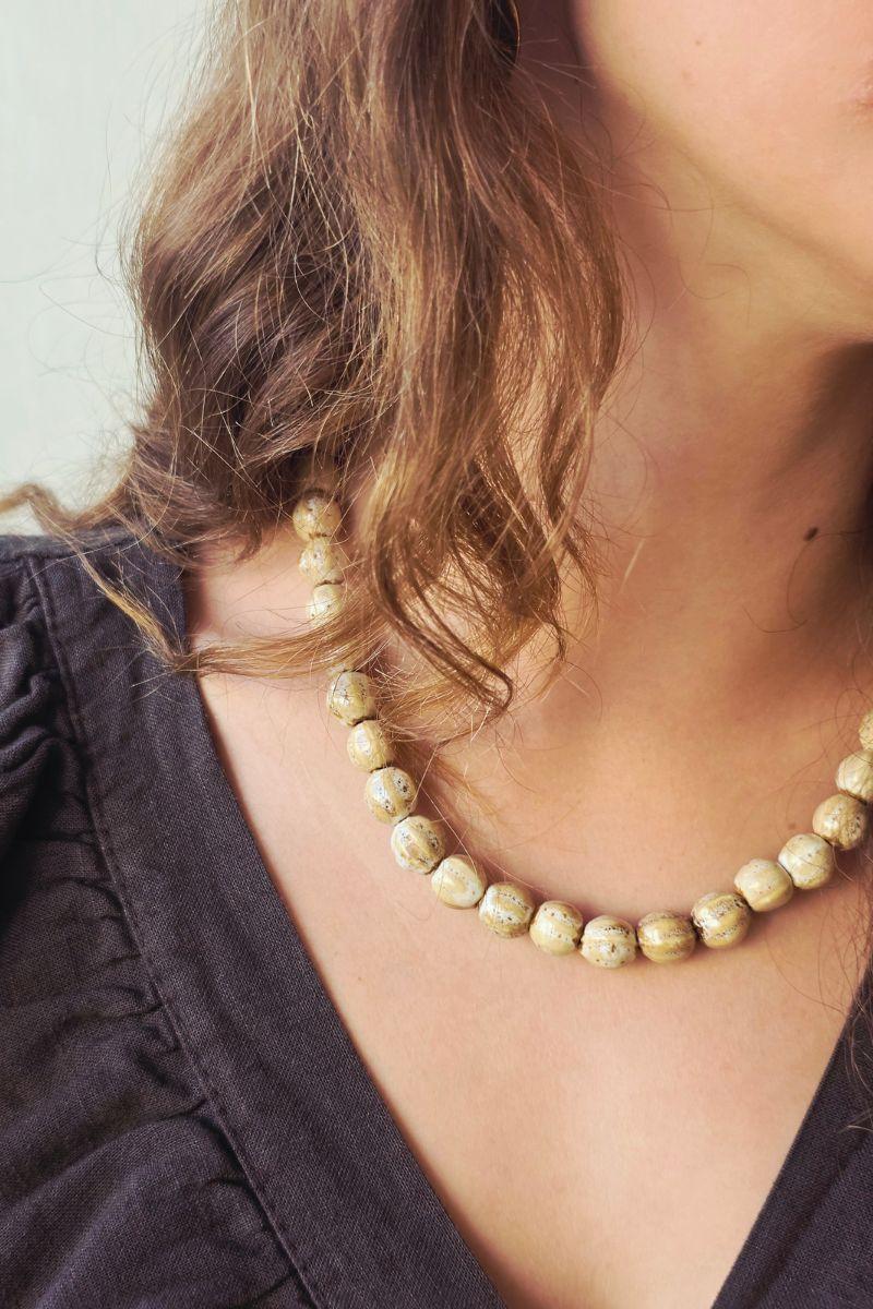Collar de bolas color natural