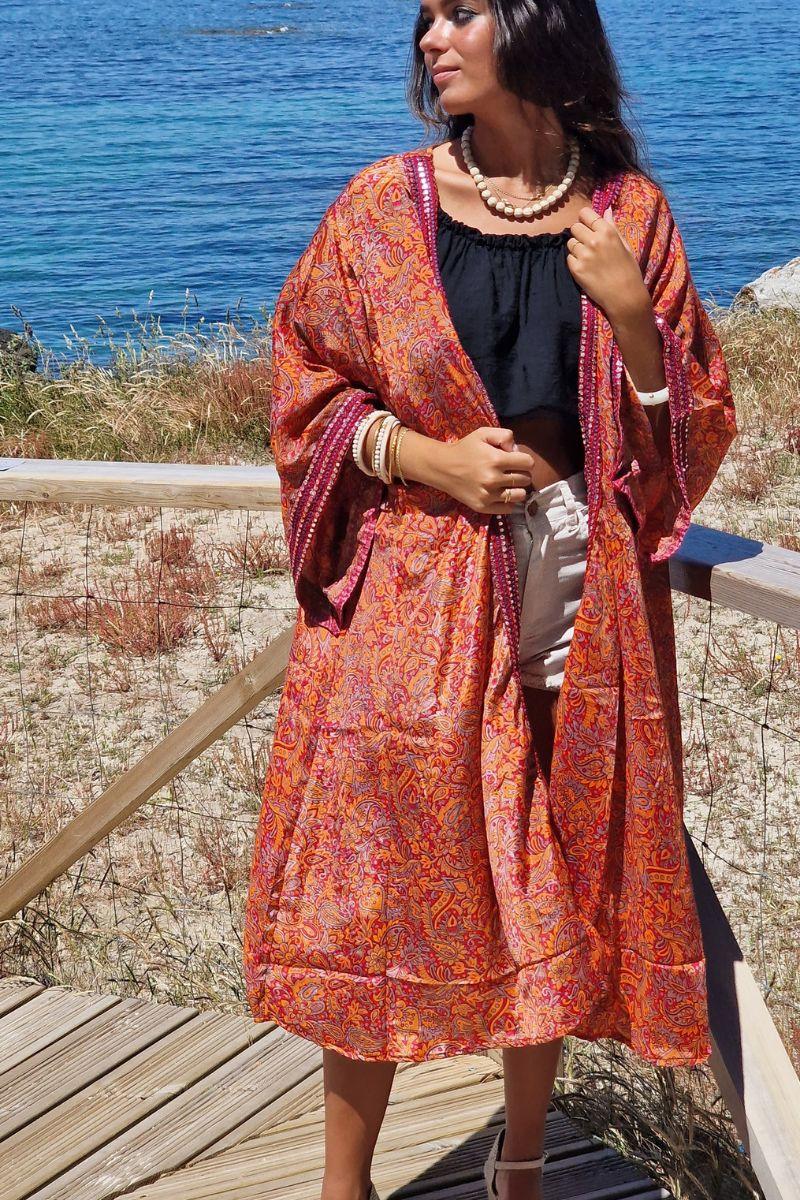 Kimono largo estampado rematado con espejitos tonos naranja