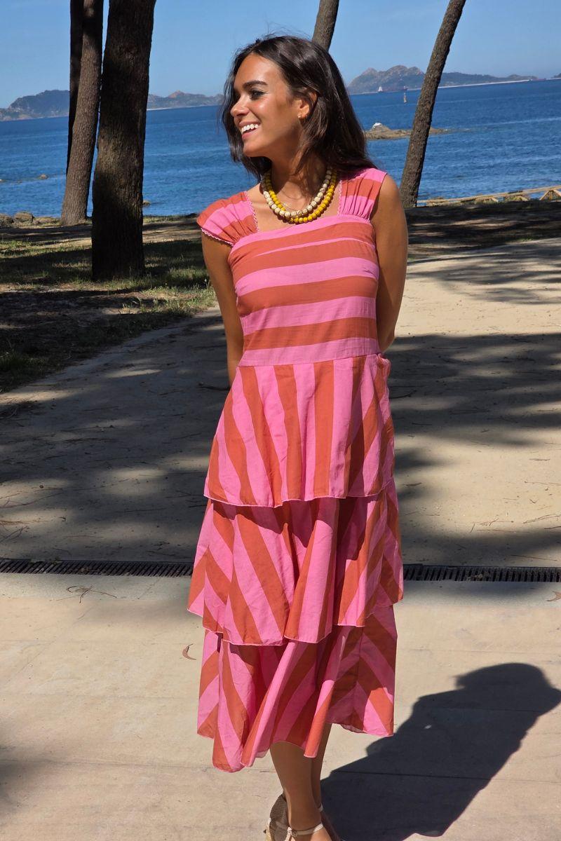 Vestido con cortes y volantes rosas
