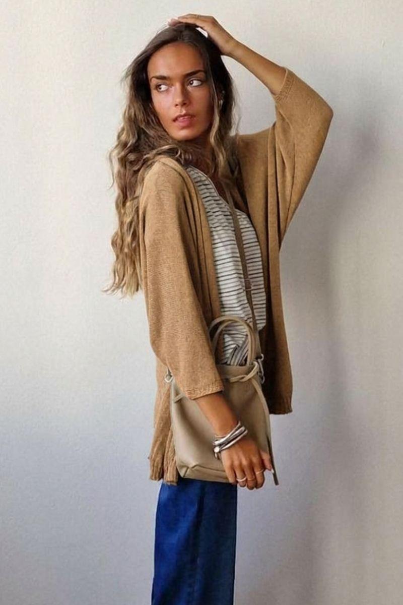 Chaqueta corta de punto frío color camel