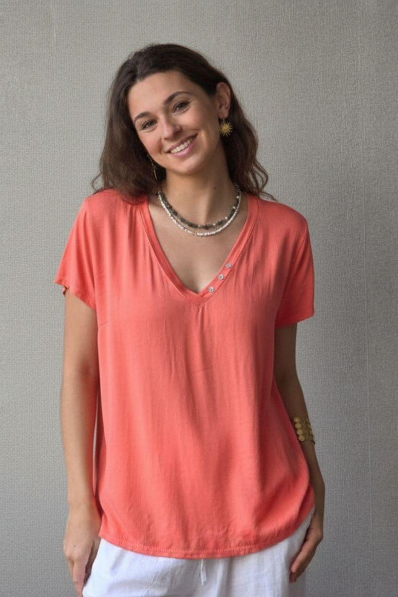 Blusa de seda con tres botones coral