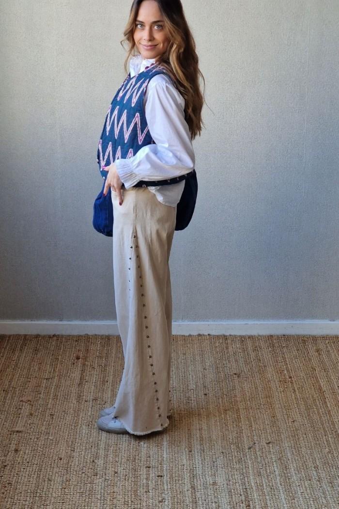 Pantalón con estrellas bordadas beige