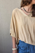 Blusa over manga corta con detalle satinado camel