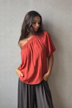 Blusa goma caldero asimétrica