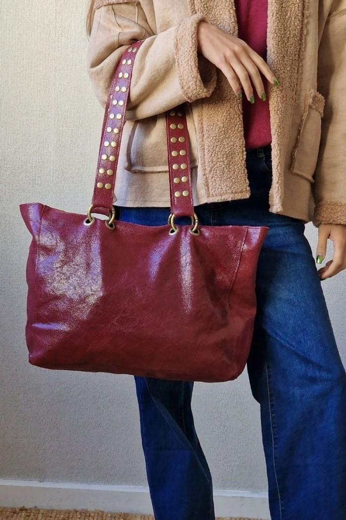 Bolso shopper de piel con tachhas en el asa
