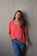 Blusa over manga corta con detalle satinado coral