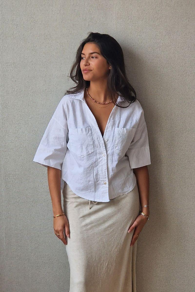 Camisa tres cuartos con bolsillos delanteros blanca