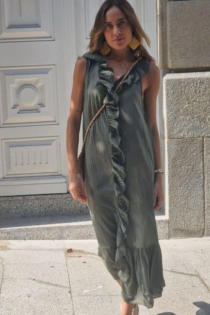 Vestido cuello pico y volante de gasa verde militar