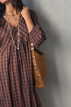 Bolso camel de ante oversize con detralles dorados