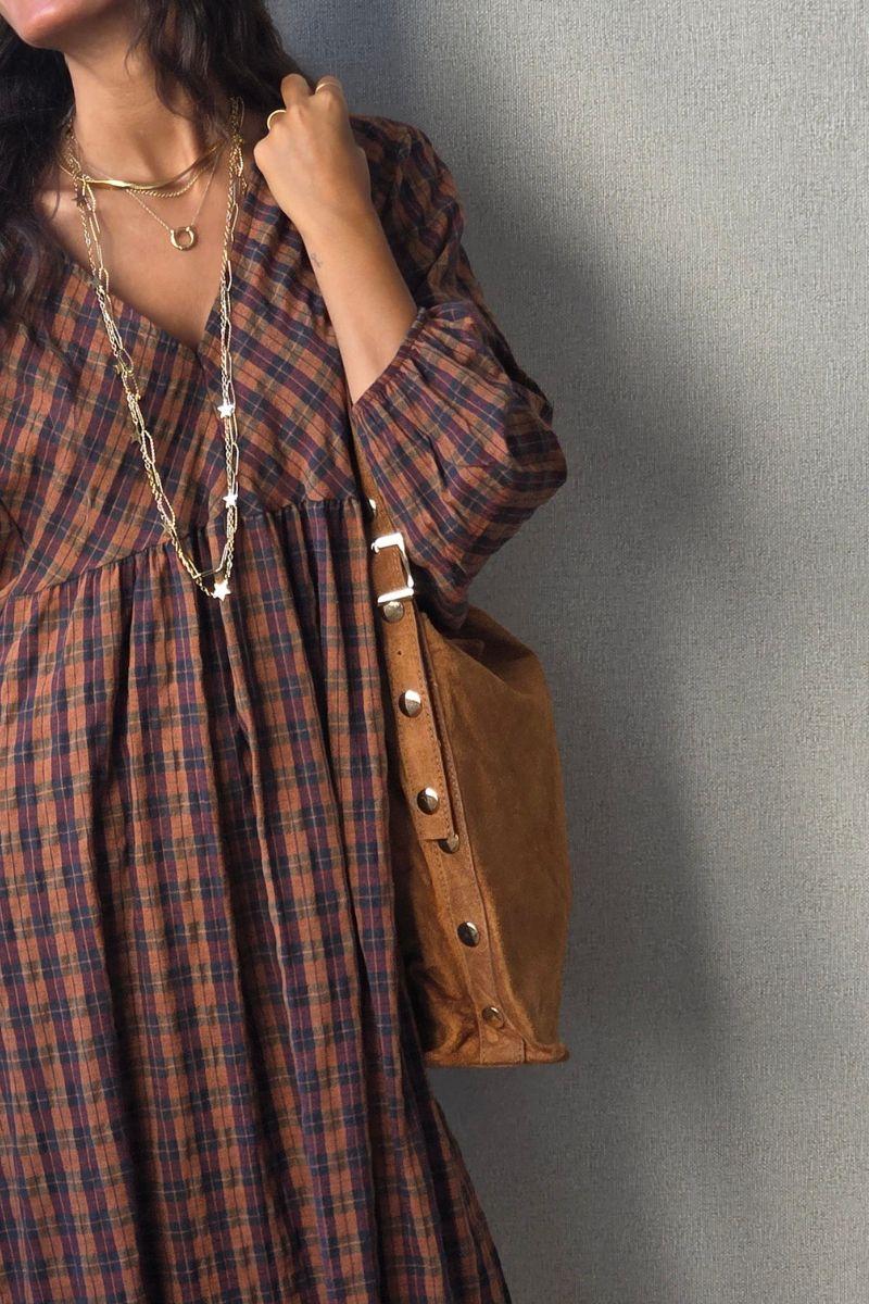 Bolso camel de ante oversize con detralles dorados