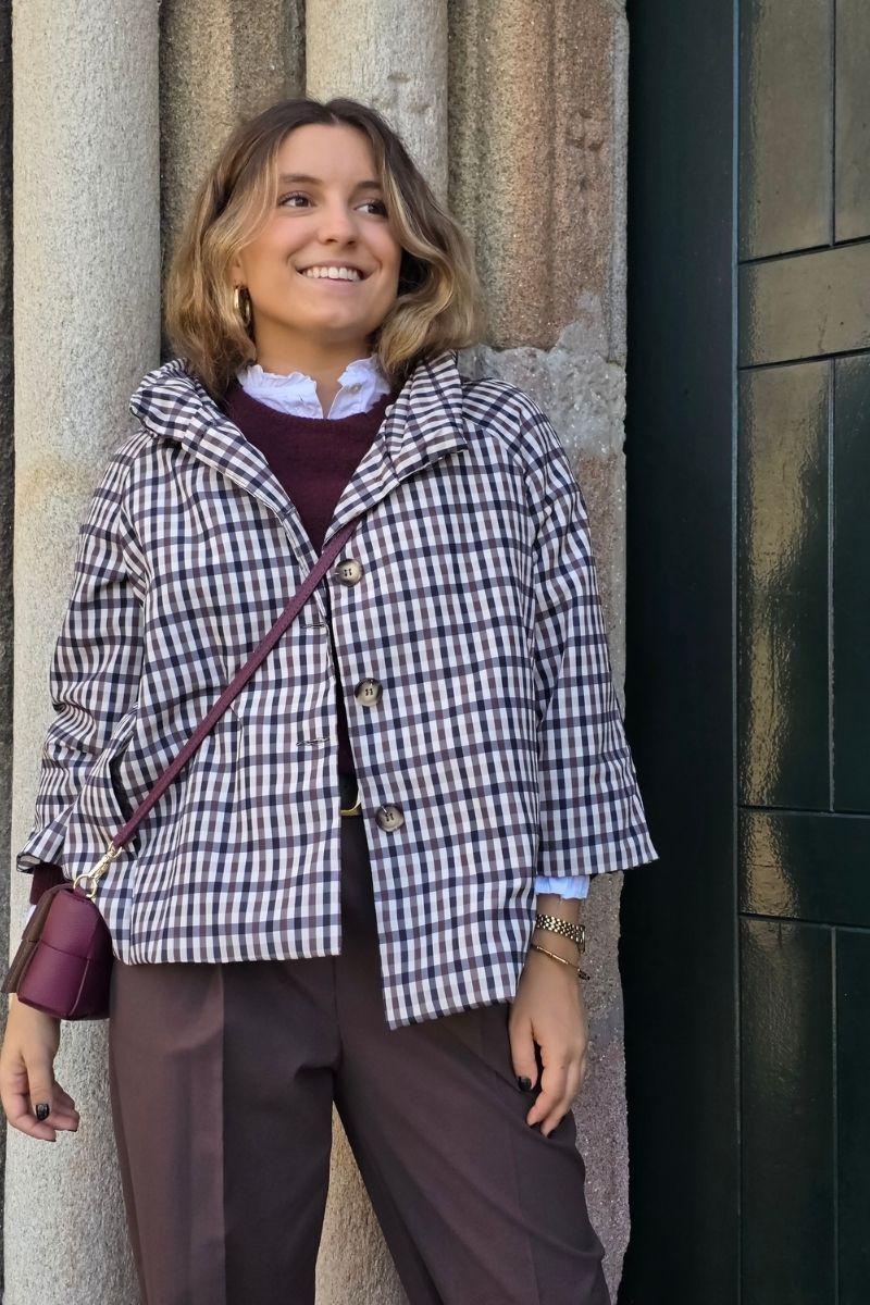Parka corta tipo chubasquero de cuadros vichy negra