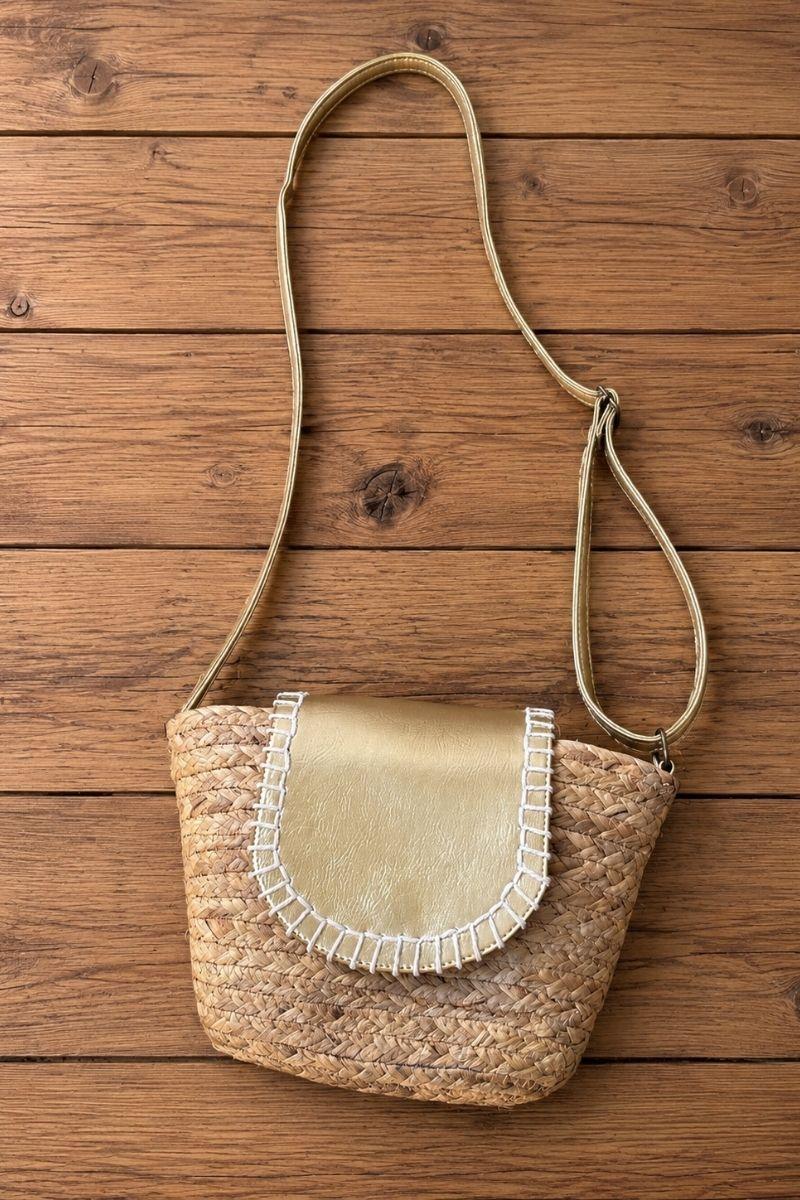 Bolso tipo capazo pequeño en dorado