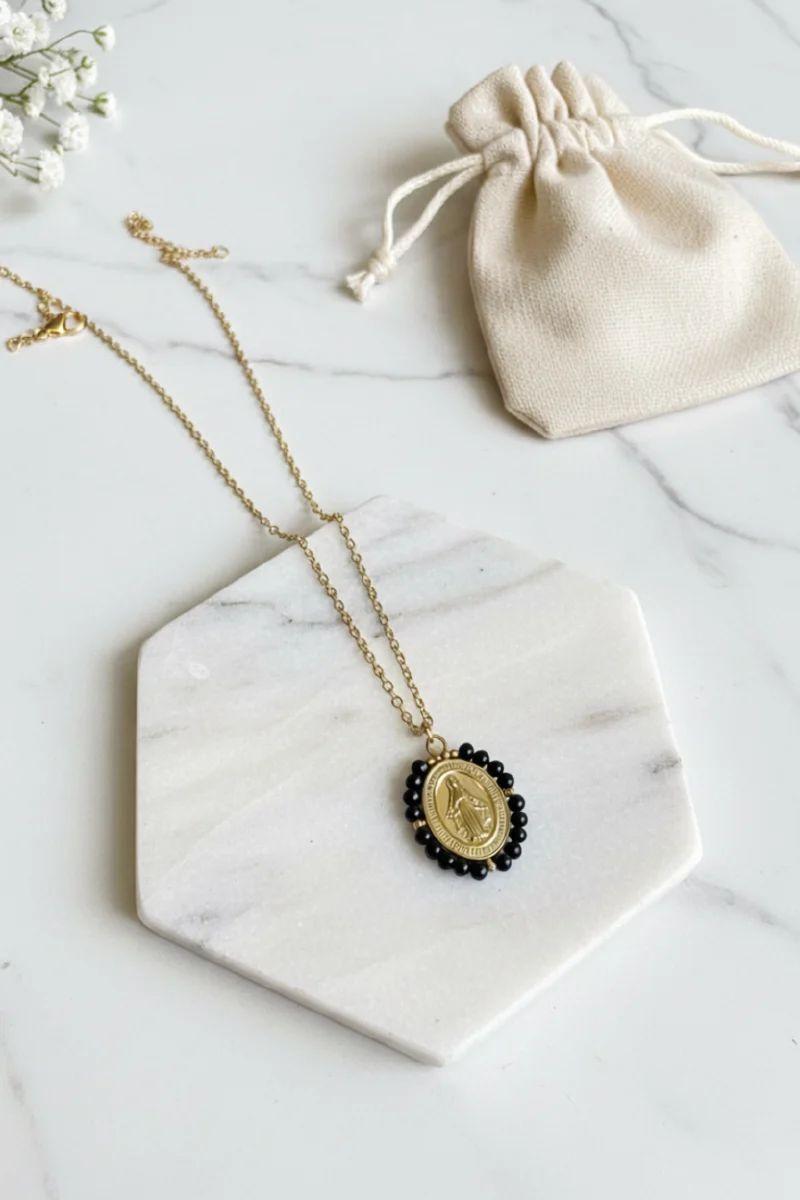 Virgencita milagrosa mini negro