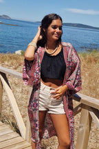 Kimono largo estampado rematado con espejitos tonos rosa