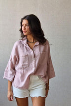 Camisa rosa tipo lino con bolsillos