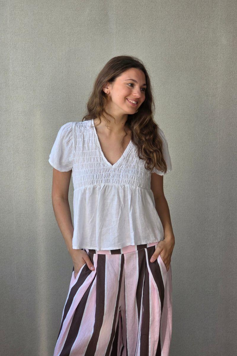 Blusa funcida  cuello pico blanco
