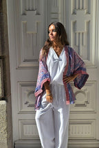 Kimono corto estampado rematado con espejitos rosa y azulón