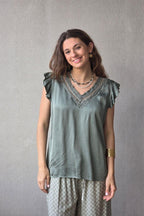 Blusa caqui raso con puntilla y volante en la manga