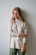Jersey oversize beige de cuello alto