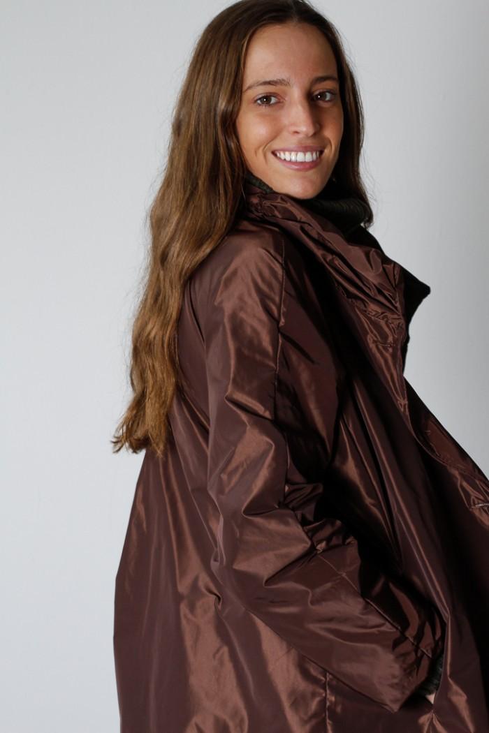Parka larga tipo chubasquero chocolate