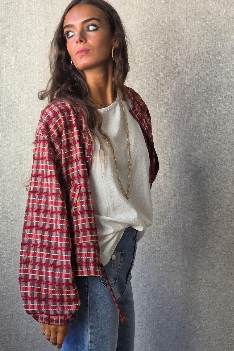 chaqueta tipo bomber de cuadros rojo