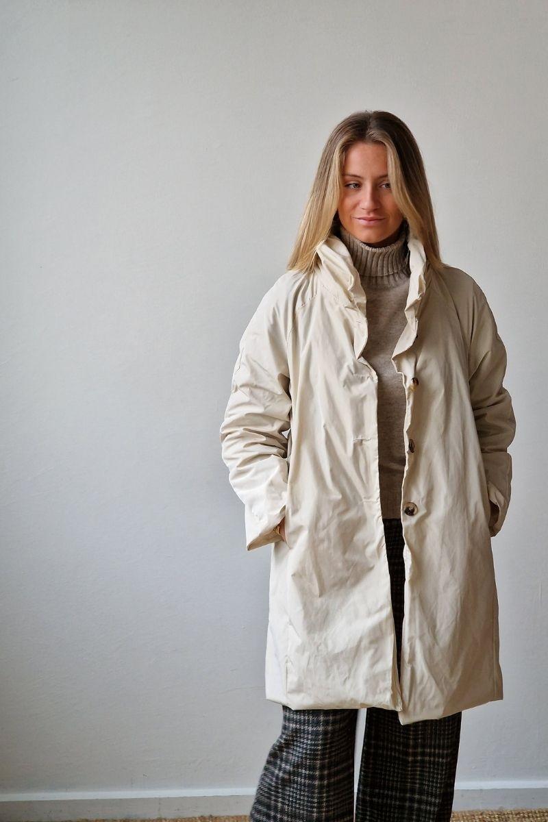 Parka larga tipo chubasquero beige