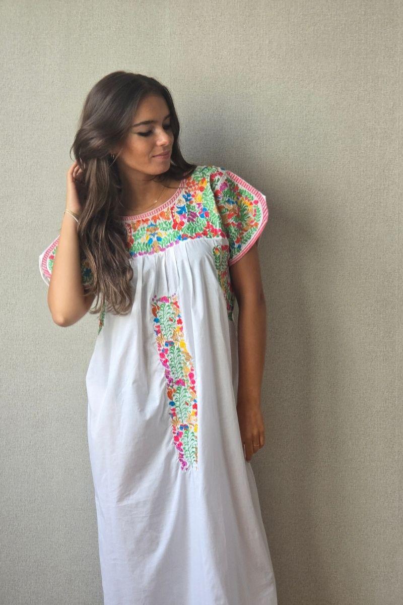 Vestido mexicano bordado a mano blanco