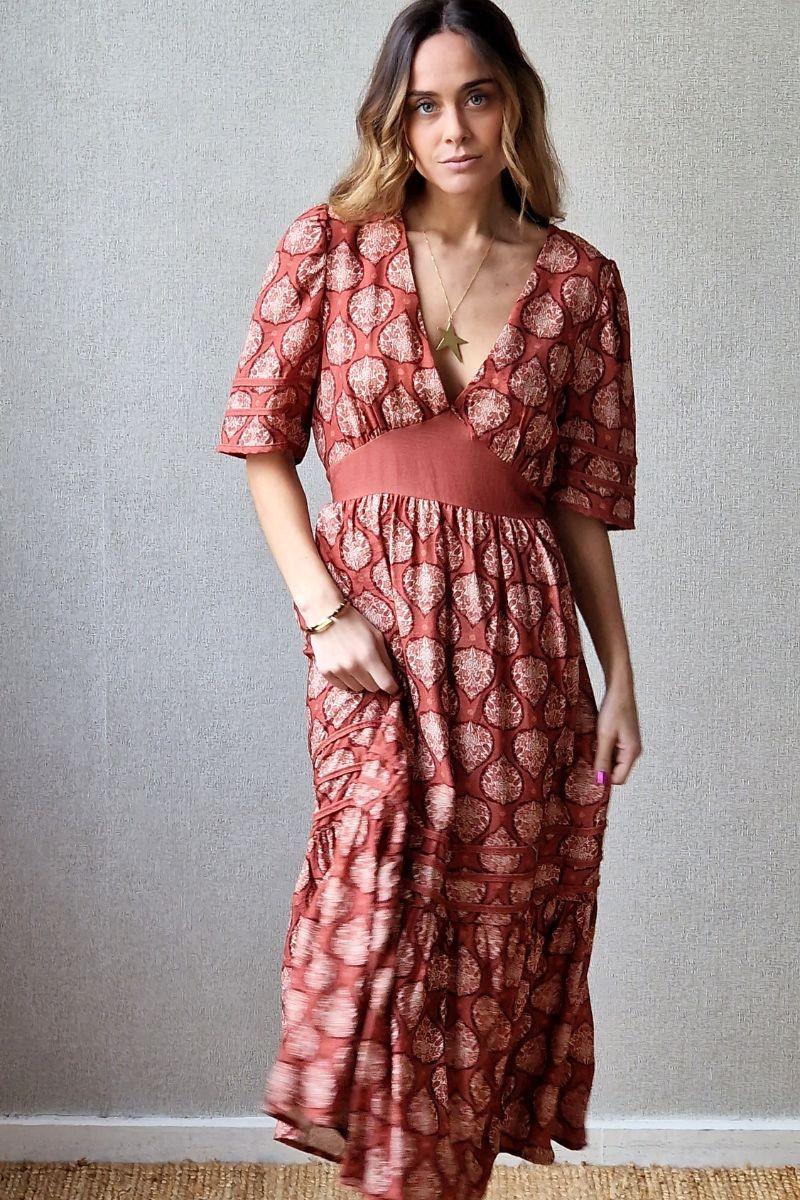 Vestido hoja manga corta y escote estampado caldero