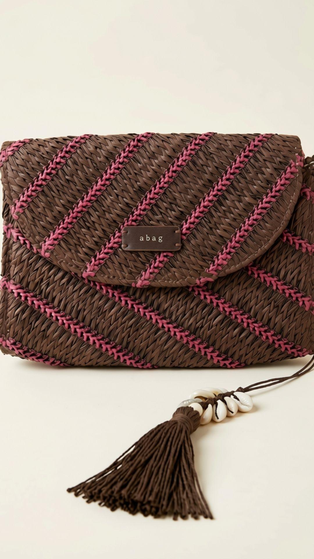 Bolso de sobre chocolate con cadena